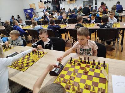 Dzieci grające w szachy