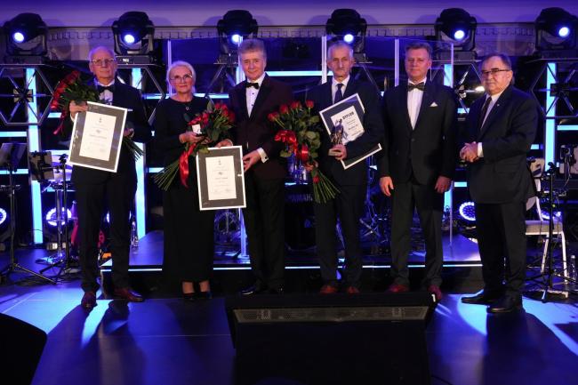 zdjęcie grupowe laureatów konkursu o tytuł Czechosława