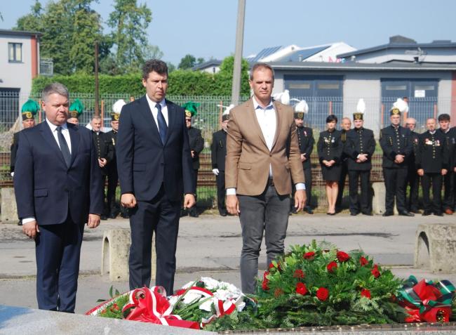 Delegacja władz gminy Czechowice-Dziedzice składa kwiaty pod pomnikiem