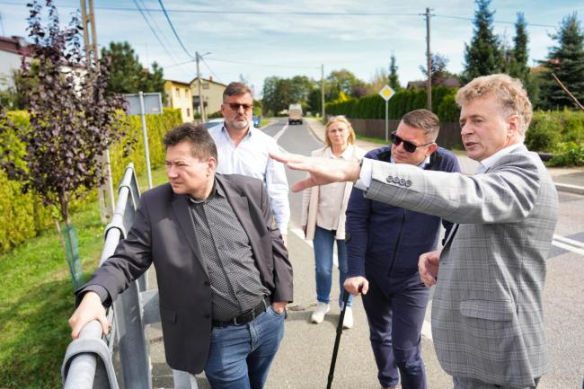 burmistrz Marian Błachut i wiceminister Przemysław Koperski w terenie