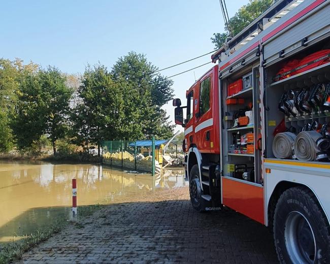 Wóz strażacki i rozlewisko