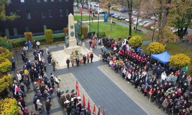 Widok z drona na uroczystości miejskie pod Pomnikiem Wolności