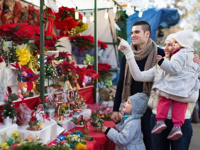 rodzina przeglądająca rękodzieło na jarmarku świątecznym