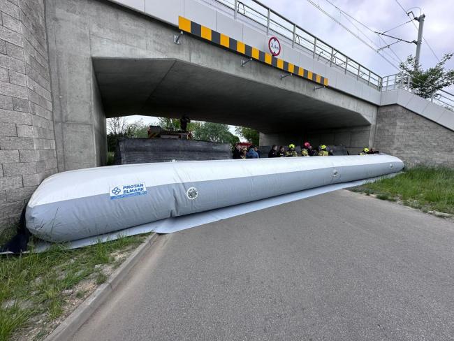 mobilna zapora na ulicy Wierzbowej