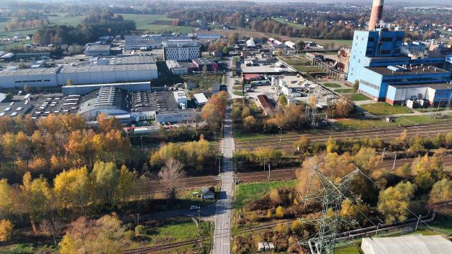 przejazd kolejowy w ciągu ulicy Elizy Orzeszkowej w Czechowicach-Dziedziach widziany z drona