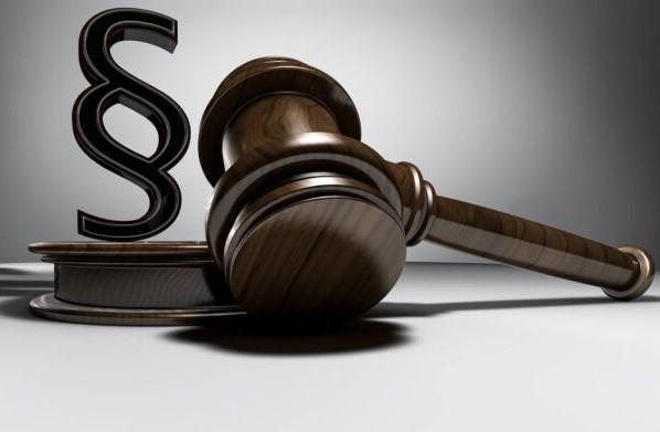 Młotek sędziowski z symbolem paragrafu