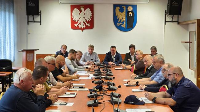 Obrady sztabu kryzysowego w sali sesyjnej UM