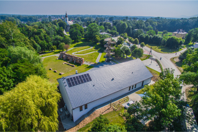 Budynek Centrum Edukacji i Zieleni widziany z góry