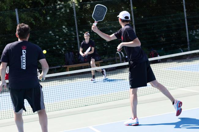 Zawodnicy na korcie grający w pickleball