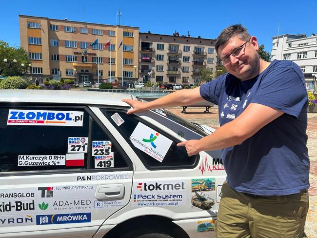 Marek Kurczyk na tle poloneza Heńka