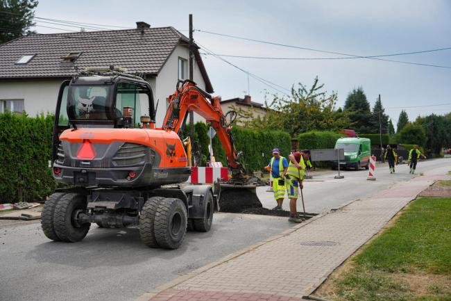koparka i drogowcy w trakcie robót na ulicy Sikorskiego