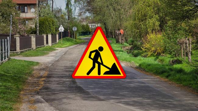 znak roboty drogowe na tle zdjęcia ulicy Rolników w Ligocie