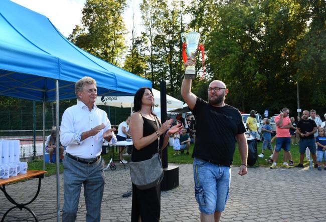 burmistrz wręczający puchar