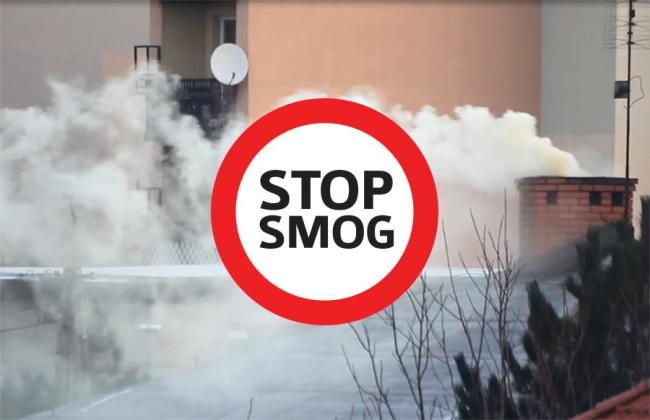 Zdjęcie dymiącego komina z ikonka stop smog