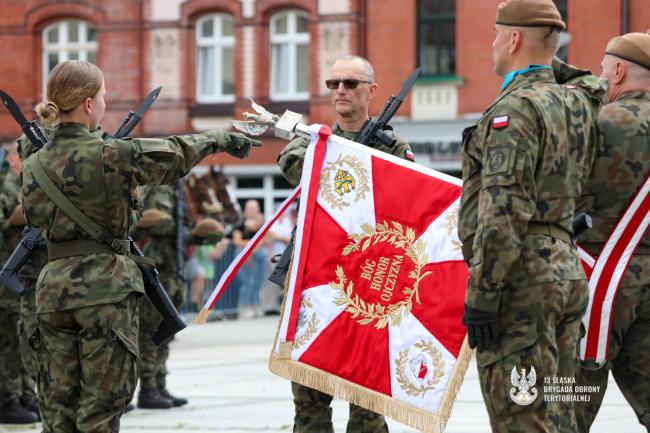 żołnierze składający przysięgę