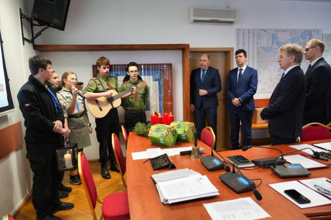 harcerze i przedstawiciele gminy śpiewają kolędę