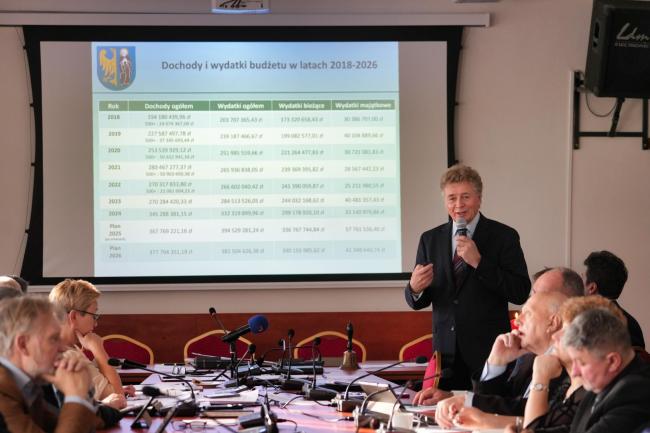 burmistrz Czechowic-Dziedzic prezentujący założenia projektu budżetu