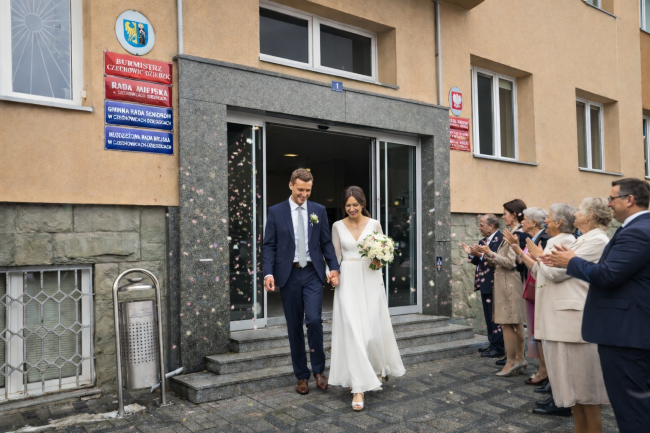 para młoda wychodząca z urzędu