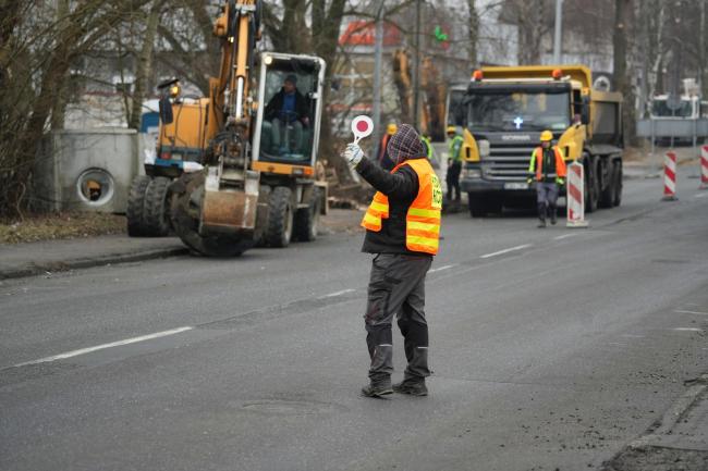 mężczyzna kierujący ruchem