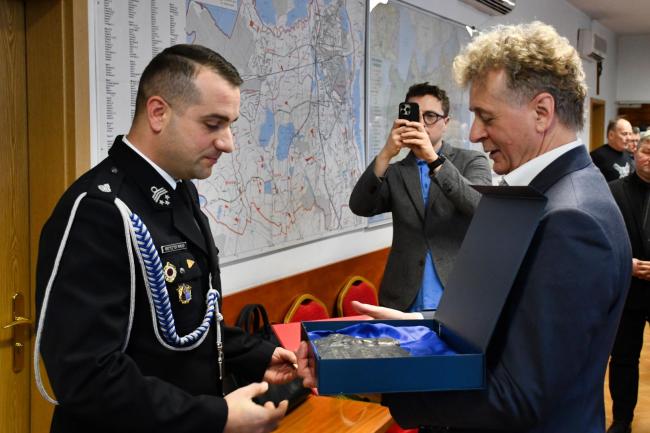 burmistrz wręczający Krzysztofowi Ryłce pamiątkową tabliczkę