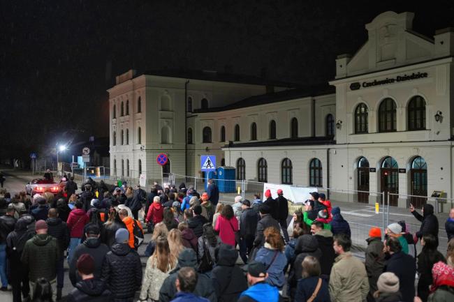 przemarsz przed dworcem