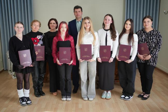 zdjęcie grupowe nagrodzony z zastępcą burmistrza